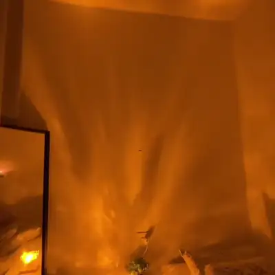 El techo pasa de luz ámbar a olas violeta y azul