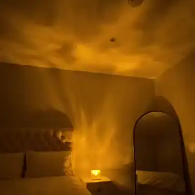 Un cuarto con reflejos de agua en luz ámbar en el techo